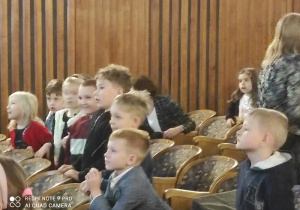 Dzieci w teatrze oglądają przedstawienie.